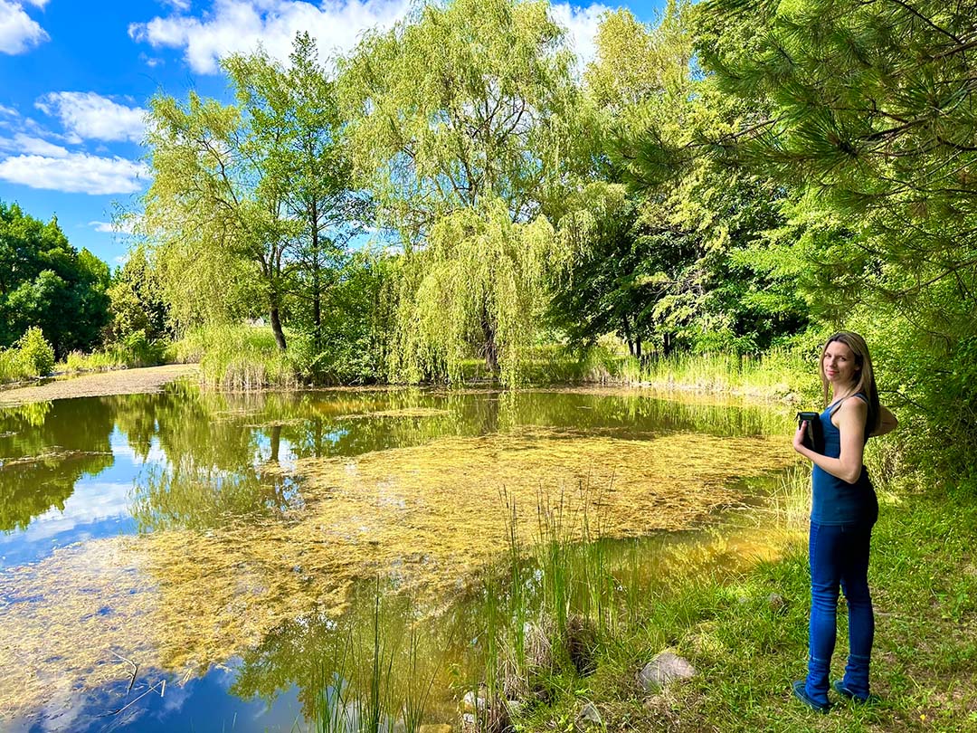 A Saliris hotel parkolójából megközelítve a sódombot csodás tavacskára is lelhetünk.