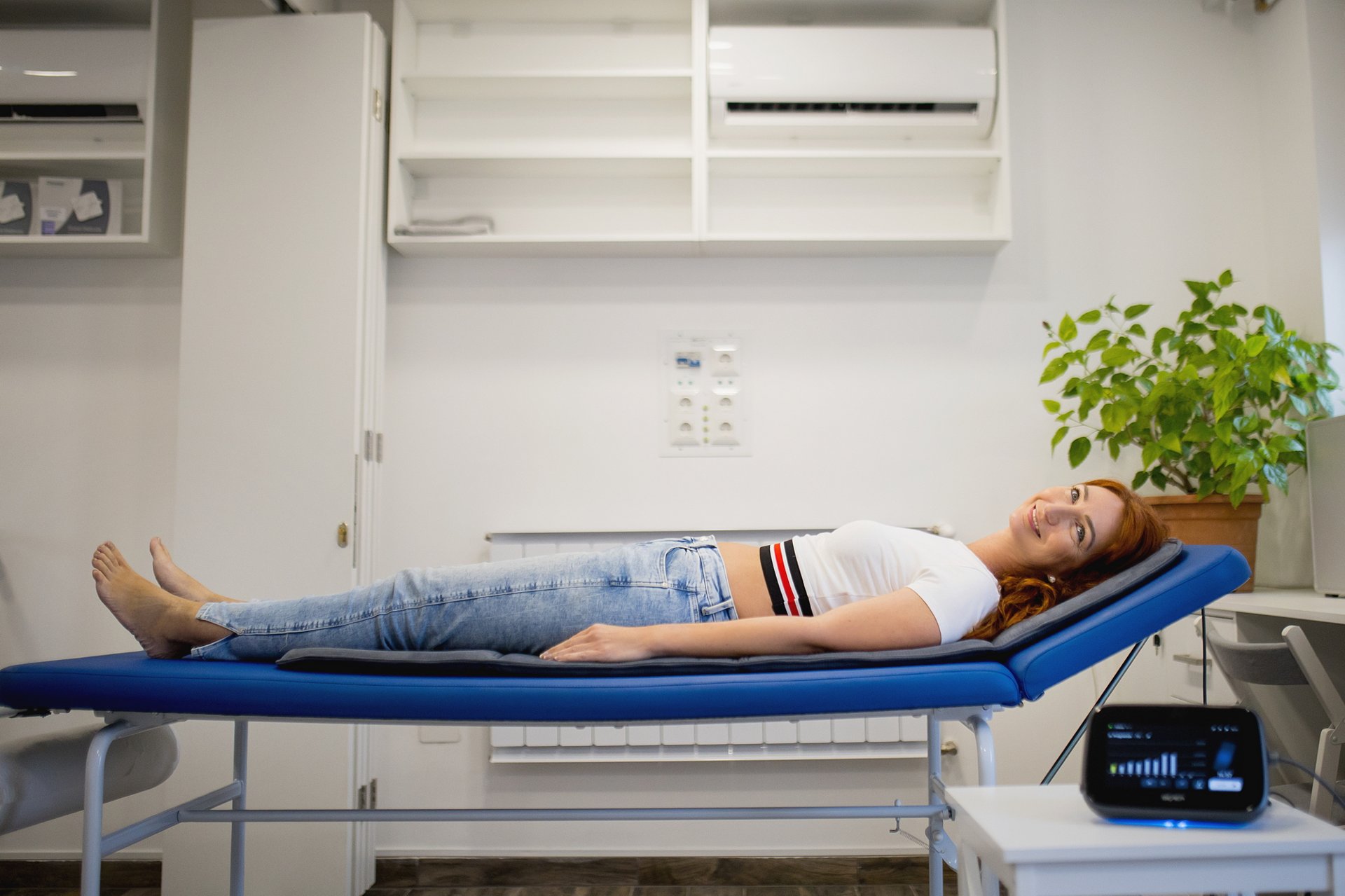 Páciens kezelése a BEMER teljes test applikátoron, miközben zajlik a fizikai érterápia a mikrokeringés javítására.